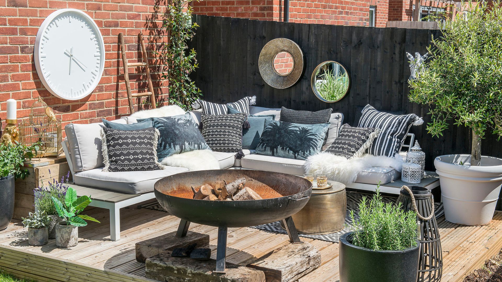 Outdoor Spaces Brightened With Decorations